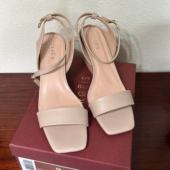 Beautiful Torgeis wedge heels in size 9. - Picture 2 of 4